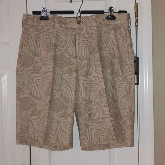 Walter Hagen Men's Perfect 11 Golf Shorts Light Khaki Leaves Sz 36 NWT - Picture 1 of 6